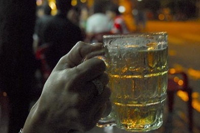 Ra công văn ‘ép’ uống ‘bia nhà’ là bình thường?