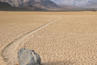 Những hòn đá biết đi ở thung lũng Tử thần