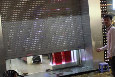  “Tàng hình” qua cửa cuốn cuỗm hàng trăm triệu của gia chủ