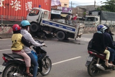 Cuốn 2 xe máy vào gầm, xe tải của CSGT làm 3 người bị thương