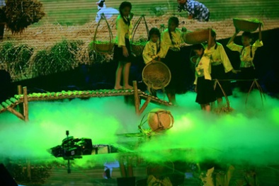 Giọng hát Việt nhí sập sân khấu khiến 2 người bị thương