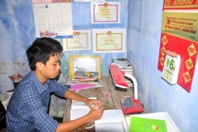 Thủ khoa nhà nghèo không có tiền ăn sáng đi học