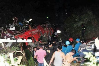 Xe khách chở 40 người lao xuống vực sâu ở Sa Pa