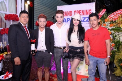 Phi Thanh Vân được trai trẻ tháp tùng đi sự kiện