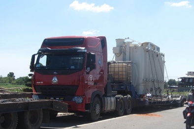 Xe tải khủng vượt mặt CSGT: Nghi dùng giấy phép giả?