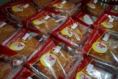 Dây chuyền làm bánh trung thu công khai cho khách hàng xem