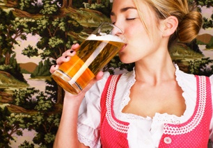 Làm sao biết phụ nữ mua bia đang... cho con bú?