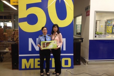 Nhân viên siêu thị trả lại tài sản thất lạc cho khách hàng