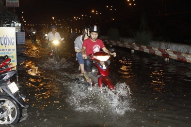 Sài Gòn chìm trong biển nước