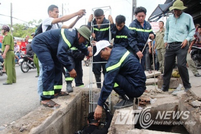 Hai bé trai rơi cống tử vong một ngày: Ai chịu trách nhiệm?