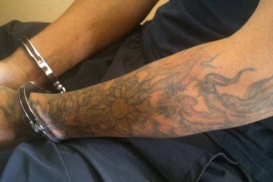 Trùm bảo kê đánh, ép tiếp viên karaoke 17 tuổi 'quan hệ'