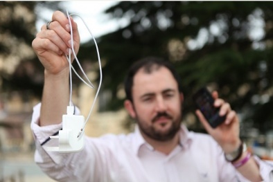 Phát hiện sạc iPhone giá rẻ bốc cháy