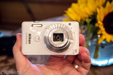 Nikon ra mắt máy ảnh chụp ảnh selfie