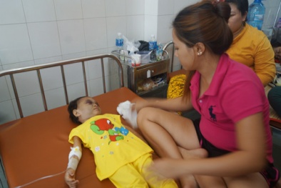 Nghi vấn cháu bé 4 tuổi bị cha mẹ hành hung biến dạng mặt mũi