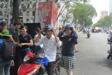 Người dân TP.HCM háo hức đi đổi miễn phí mũ bảo hiểm đạt chuẩn