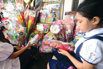 Thu hồi búp bê, núm vú giả nhiễm độc cho trẻ