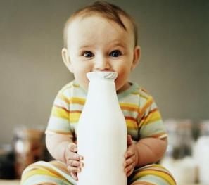 Rùng mình phát hiện sữa chứa côn trùng