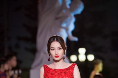 Đã mắt ngắm vẻ đẹp rạng rỡ của Trúc Diễm rực rỡ trên sàn Catwalk