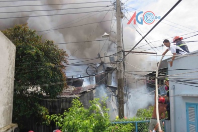 Lửa thiêu rụi 12 ngôi nhà ở An Giang, nhiều gia đình trắng tay