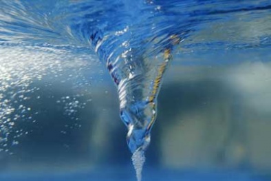 Vòi rồng 'tý hon' trong bồn nước