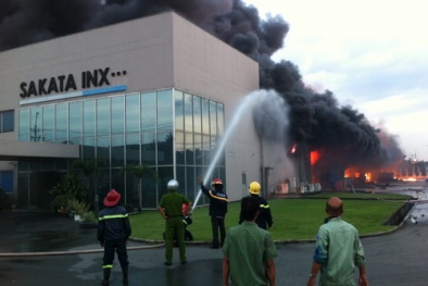 Vẫn đang cháy nổ dữ dội ở KCN VSIP Bình Dương 