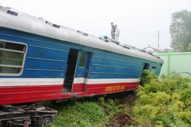 Tàu hỏa đâm container, đầu máy tàu lật khỏi đường ray