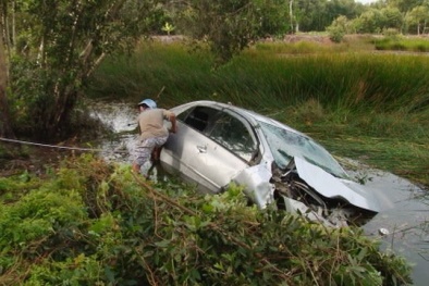 Ô tô lao xuống nước lũ, 4 người tử nạn