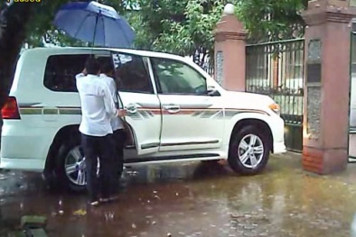 Trưởng ban quản lý khu kinh tế Hà Tĩnh đi xe ô tô gần 4 tỷ, biển giả