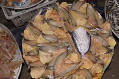 Cá khô nhập khẩu bẩn gây ngộ độc