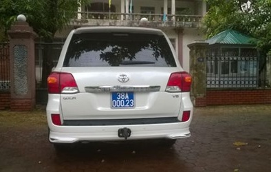 Trưởng ban quản lý khu kinh tế Hà Tĩnh đi xe ô tô siêu sang, biển giả: Xử lý thế nào?