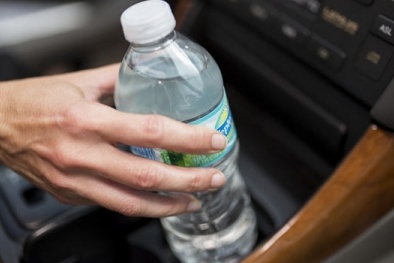 Nguy hại không ngờ từ nước uống đóng chai lâu ngày