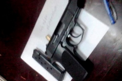 Rút súng thị uy ở UBND quận, cán bộ chạy tán loạn