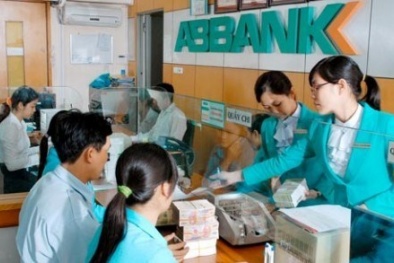 Sếp lớn, nhân viên ngân hàng nơm nớp lo mất việc