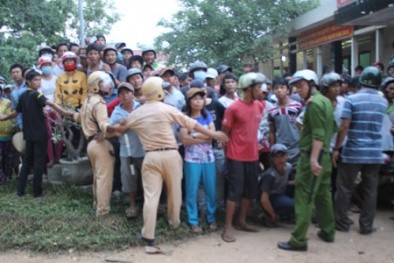 Vụ hàng nghìn người dân vây UBND xã ở Bình Thuận: 4 người trên xe ô tô đi mua thanh long