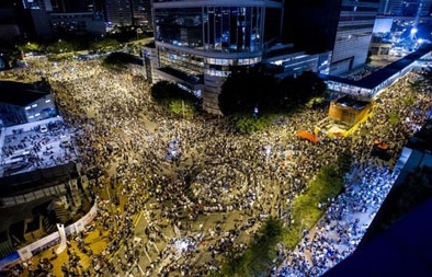 Dòng người đen kịt đường phố bao vây trụ sở chính quyền Hồng Kông