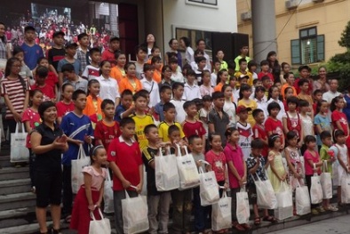 Vòng đá của Trà Ngọc Hằng gây chú ý tại hội chợ Mottainai 2014