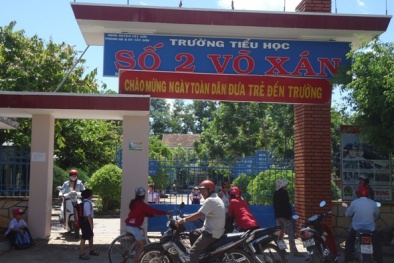 Giám hiệu bắt học sinh mua đồng phục