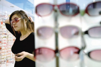 Trung Quốc: Gần nửa kính râm, kính cận bán trên thị trường không đạt chuẩn