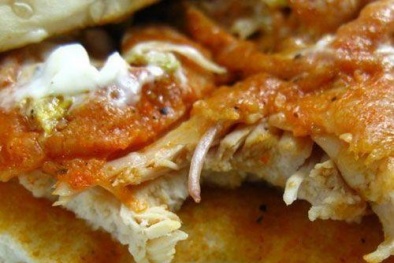 Dòi sống xuất hiện trong cánh gà KFC