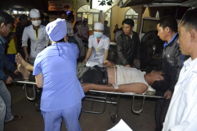 13 người thương vong trong vụ ô tô khách tông xe máy