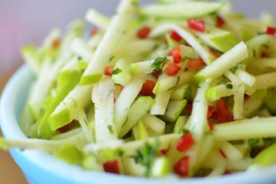 Cách làm món salad táo dưa chuột chua giòn giòn giảm cân