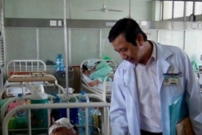 Đang làm nhiệm vụ, CSGT TP.HCM bị ném đã gãy mũi