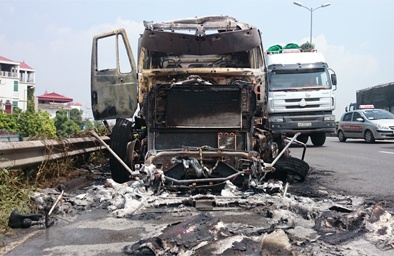 Xe container cháy trơ khung trên cầu Thanh Trì