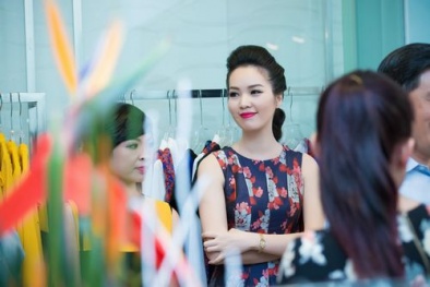 Á hậu Thụy Vân lộng lấy với đầm hoa