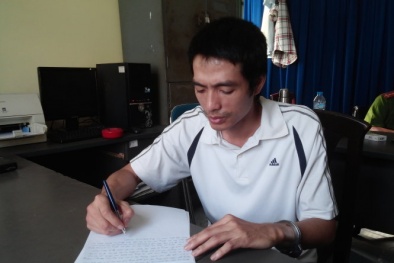 Chồng đâm chết vợ rồi xả nước cho con ngạt thở