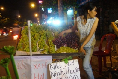 Rộ nho ‘lạ’ trái to, giá bèo