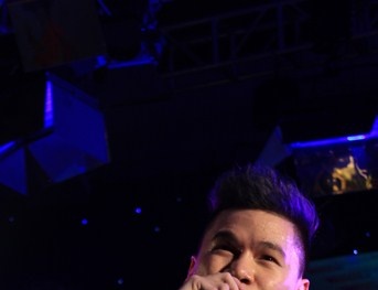 Fan ôm chặt Hoàng Tôn giữa sân khấu Học viện Báo chí