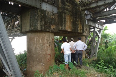 Hà Nội : Phát hiện thi thể thanh niên treo cổ dưới gầm cầu Long Biên