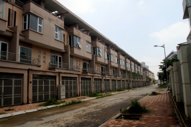 Dũng cảm nhất Hà Nội: Sống giữa 'nghĩa địa bất động sản'