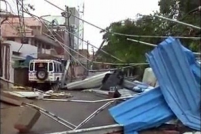 Bão dữ tấn công Ấn Độ, Nhật Bản